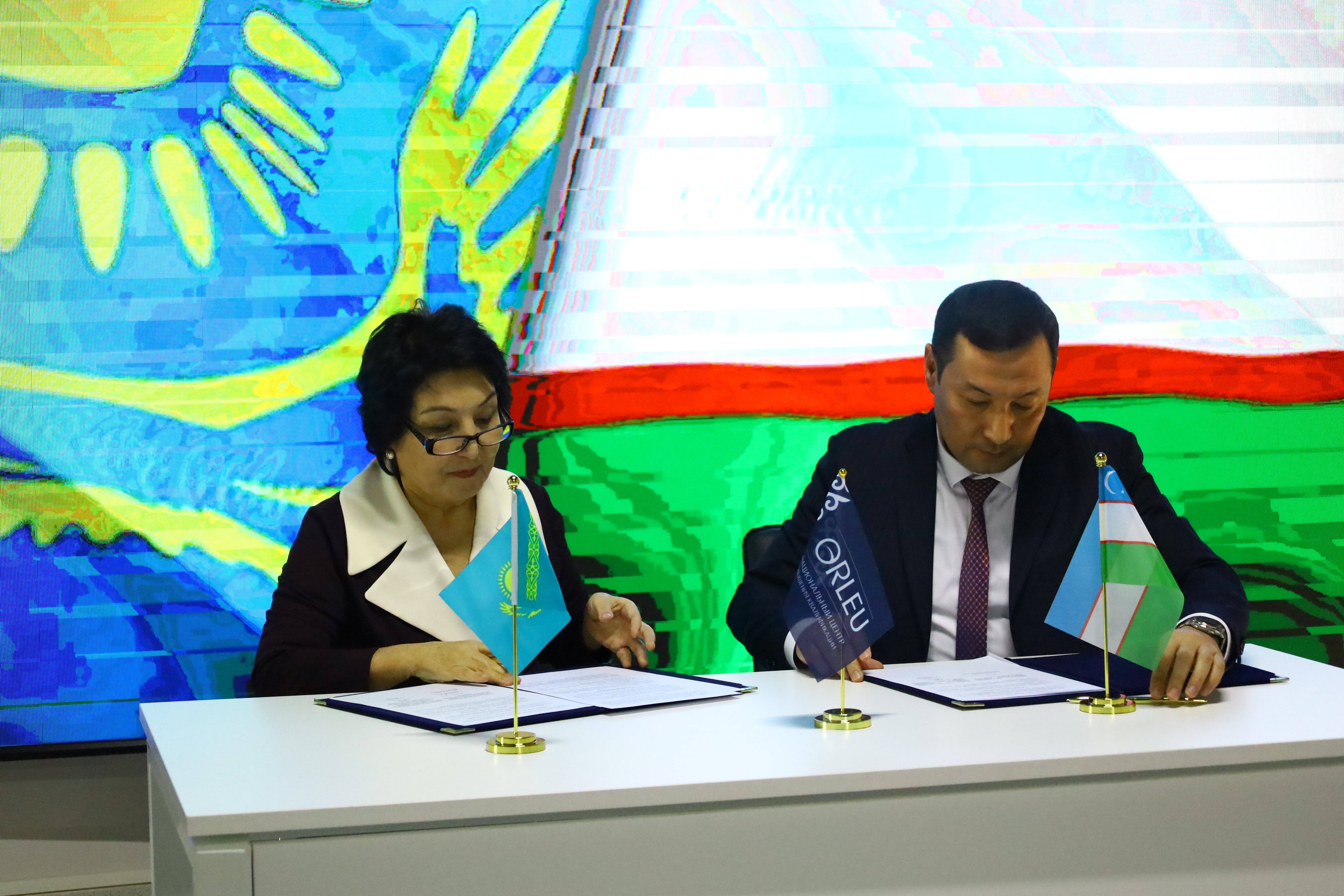 “Orleu” pedagog xodimlar malakasini oshirish milliy markazining Turkiston viloyati boʻyicha boʻlimi bilan hamkorlik memorandumi imzolandi